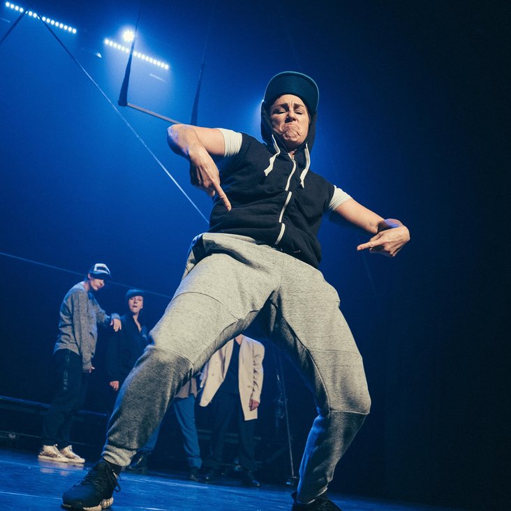 Das Ensemble der Barbaren Barbies auf der Bühne