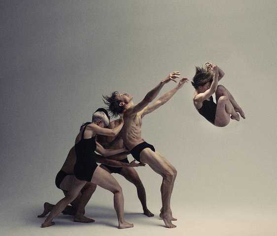 Compagnie Virginie Brunelle performing Les Corps Avalés