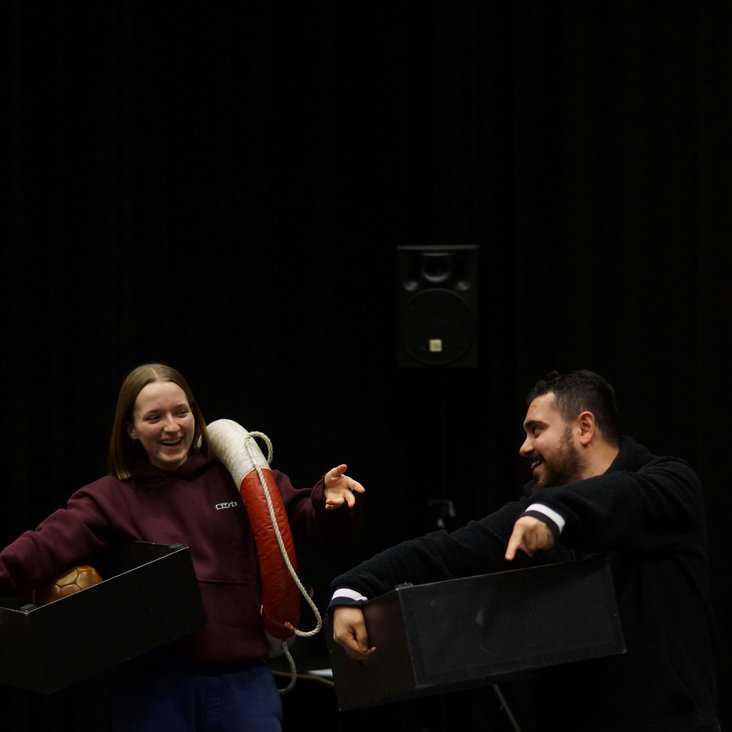 Beteiligte der theaterpädagogischen Produktion "VIOLA" bei den Proben