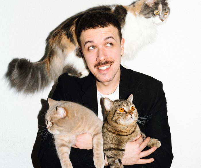 Fred Costea mit drei Katzen auf dem Arm