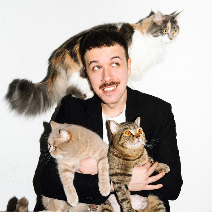 Fred Costea mit drei Katzen auf dem Arm