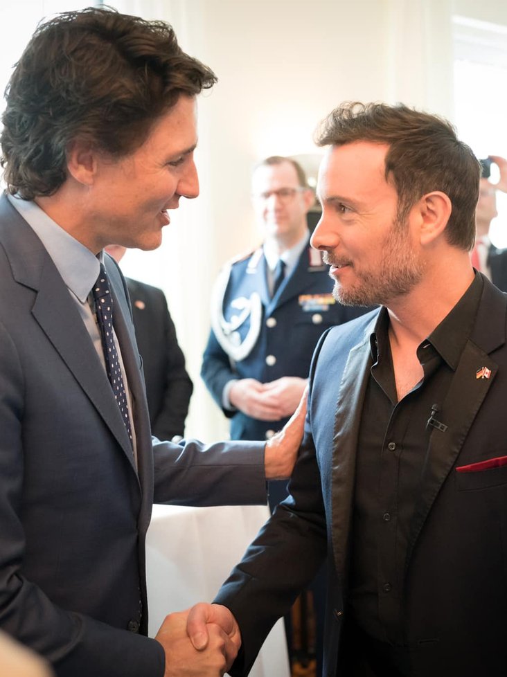 Eric Gauthier, künstlerischer Leiter von Gauthier Dance//Dance Company Theaterhaus Stuttgart schüttelt dem kanadischen Premierminister Justin Trudeau die Hand