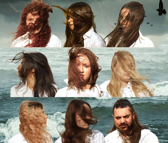 In drei Reihen sind jeweils drei Profile von den Mitwirkenden zu sehen. Alle haben offene Haare, welche ihnen in den unterschiedlichsten Varianten ins Gesicht geweht werden. Im Hintergrund ist eine stürmische See.