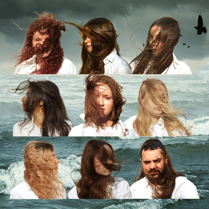 In drei Reihen sind jeweils drei Profile von den Mitwirkenden zu sehen. Alle haben offene Haare, welche ihnen in den unterschiedlichsten Varianten ins Gesicht geweht werden. Im Hintergrund ist eine stürmische See.