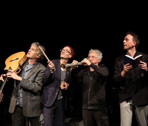 Timo Brunke und Ensemble auf der Bühne