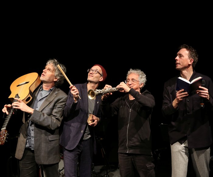 Timo Brunke und Ensemble auf der Bühne