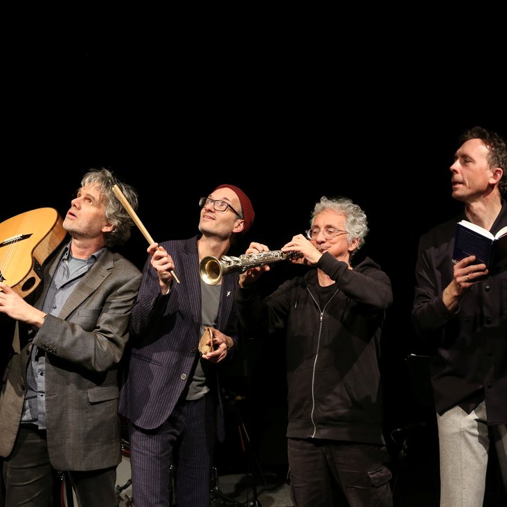 Timo Brunke und Ensemble auf der Bühne