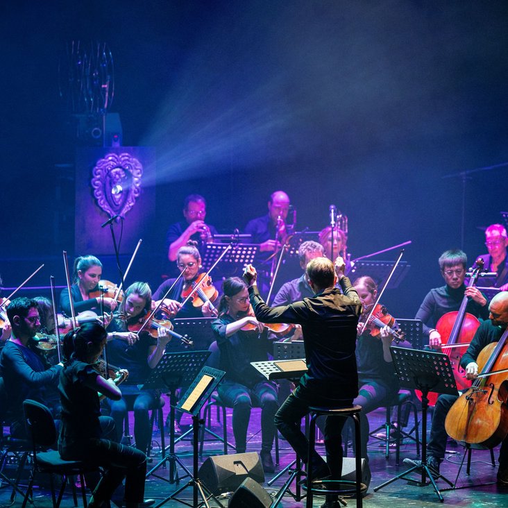 Orchester spielt Lieder von Ennio Morricone