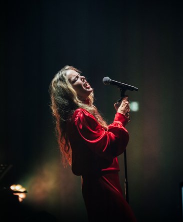 Rebekka Bakken am Mikrofon