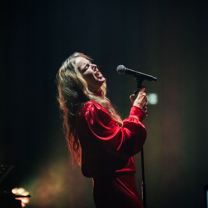 Rebekka Bakken am Mikrofon