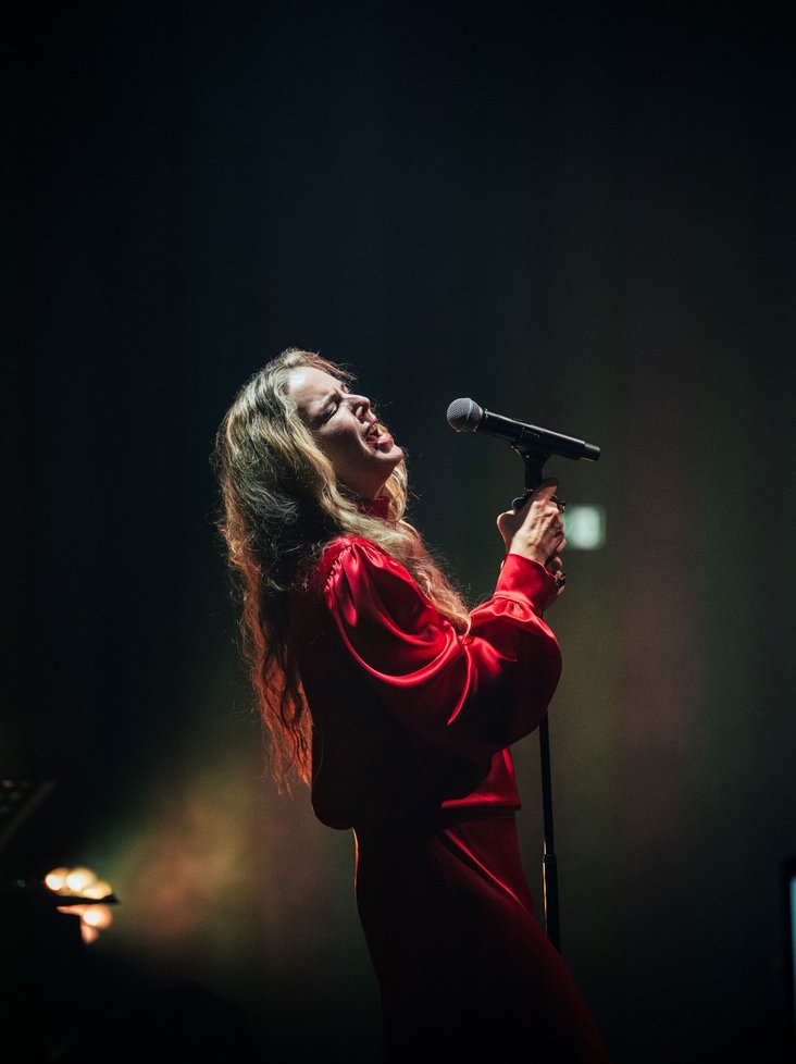 Rebekka Bakken am Mikrofon