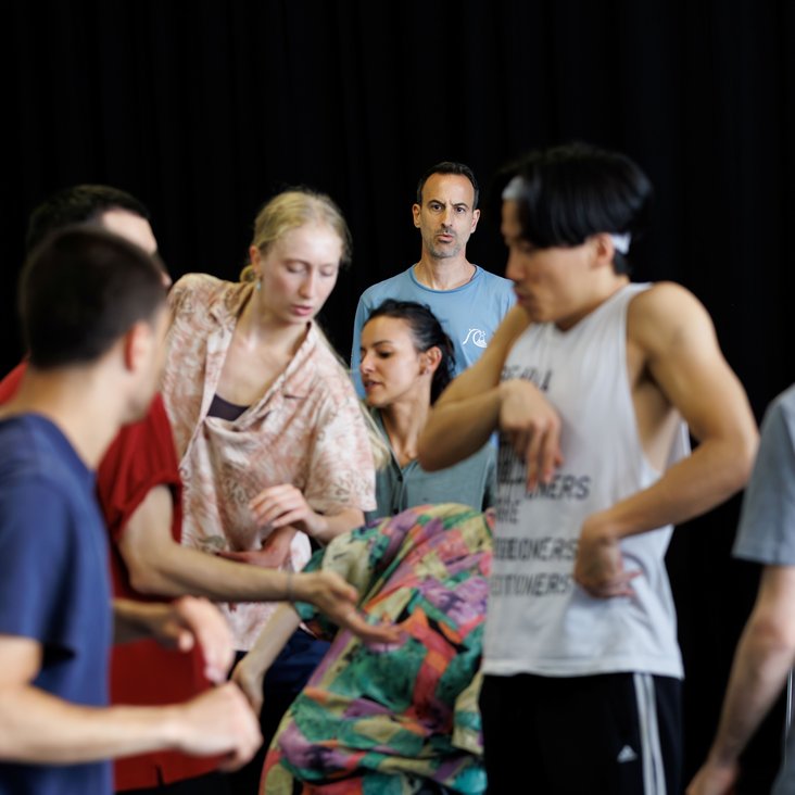 Tänzer:innen von Gauthier Dance bei der Probe mit Choreograph Hofesh Shechter für "UNLUCK"