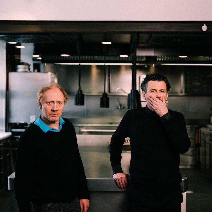 Manuel Rubey & Simon Schwarz in einer Restaurant-Großküche