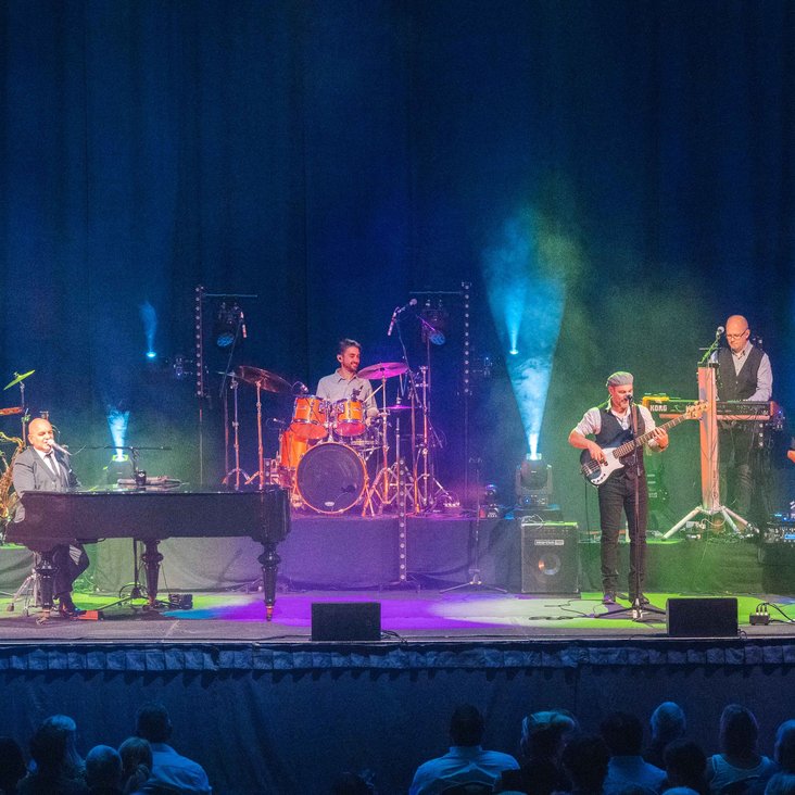 Das Ensemble von "The Billy Joel Songbook" live auf der Bühne