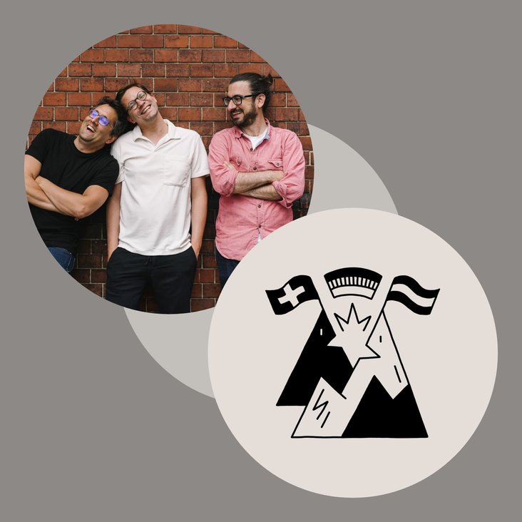 Das Key Visual besteht aus drei sich überlappenden Kreisen, der im Hintergrund ist grau, die beiden im Vordergrund zeigen die drei Podcaster und das Logo, das einen gezeichneten Berg mit drei Flaggen auf dem Gipfel darstellt.