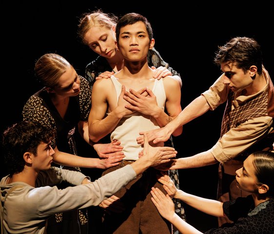 Szenenfoto aus Barak Marshalls Choreographie "At The River Styx"  mit den Gauthier Dance JUNIORS