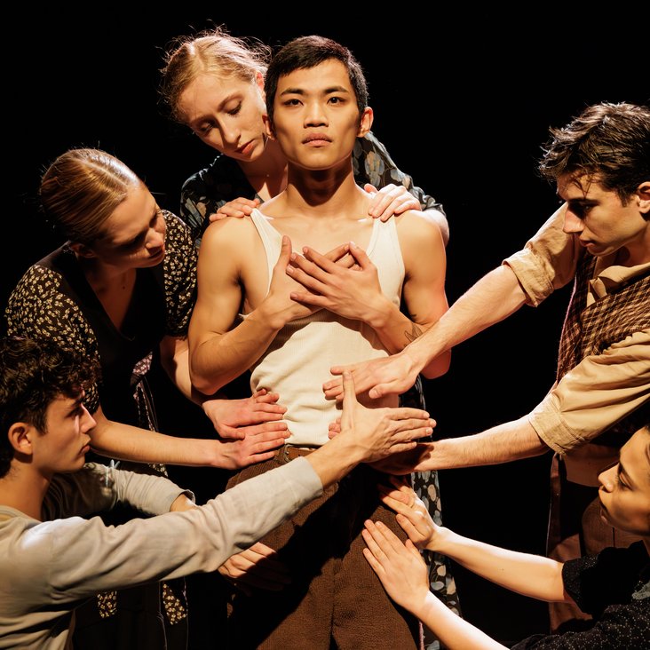 Szenenfoto aus Barak Marshalls Choreographie "At The River Styx"  mit den Gauthier Dance JUNIORS