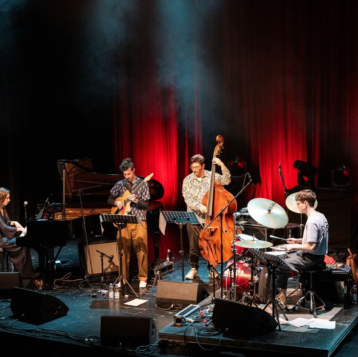 Eine Jazzband auf der Bühne