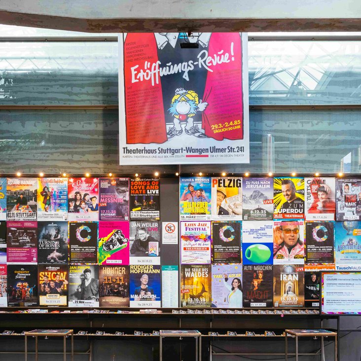 Plakatwand mit Veranstaltungsplakaten im Foyer.