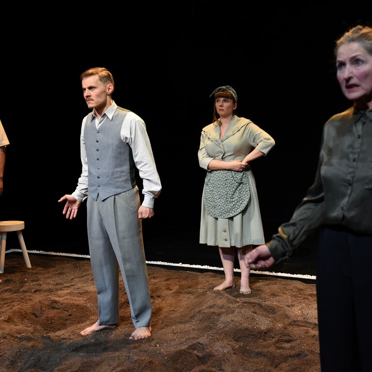 Das Ensemble von nomad theatre ensemble auf der Bühne