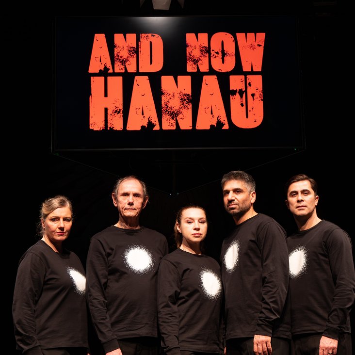 Das Theaterhaus Schauspiel Ensemble im Bühnenbild von "And now Hanau"