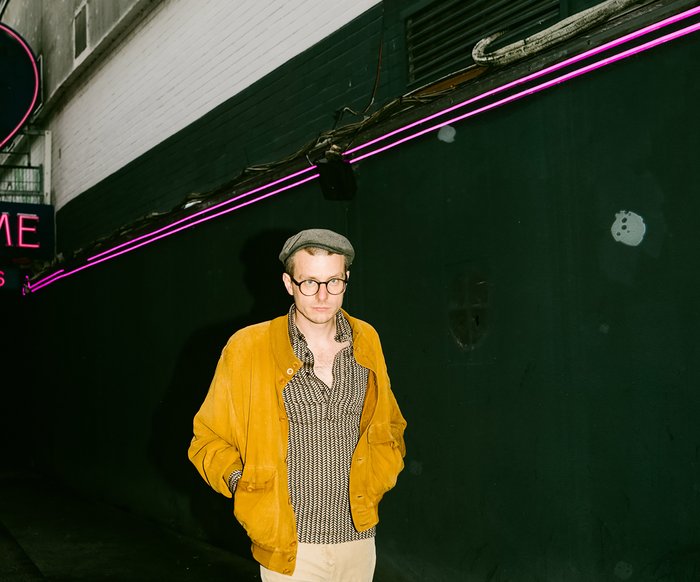 Moritz Neumeier läuft auf der Straße