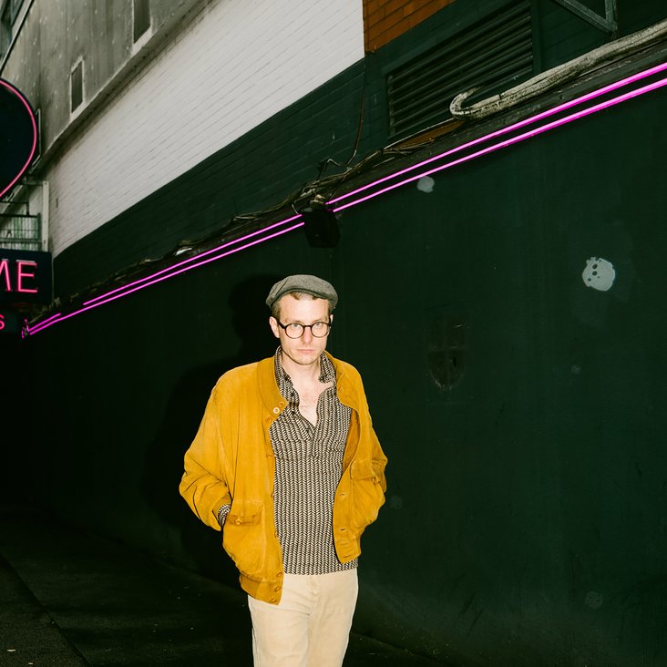 Moritz Neumeier läuft auf der Straße