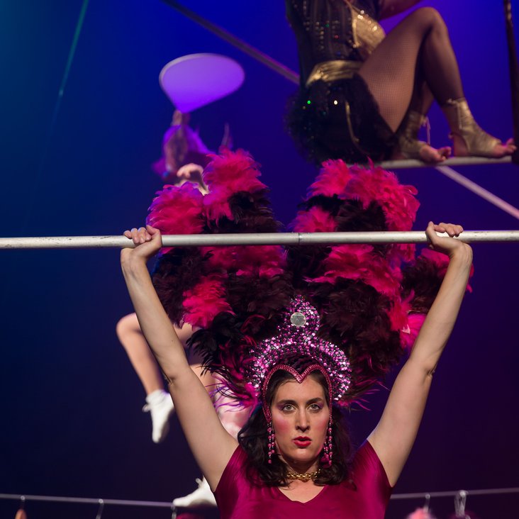 Das Ensemble der Barbaren Barbies auf der Bühne