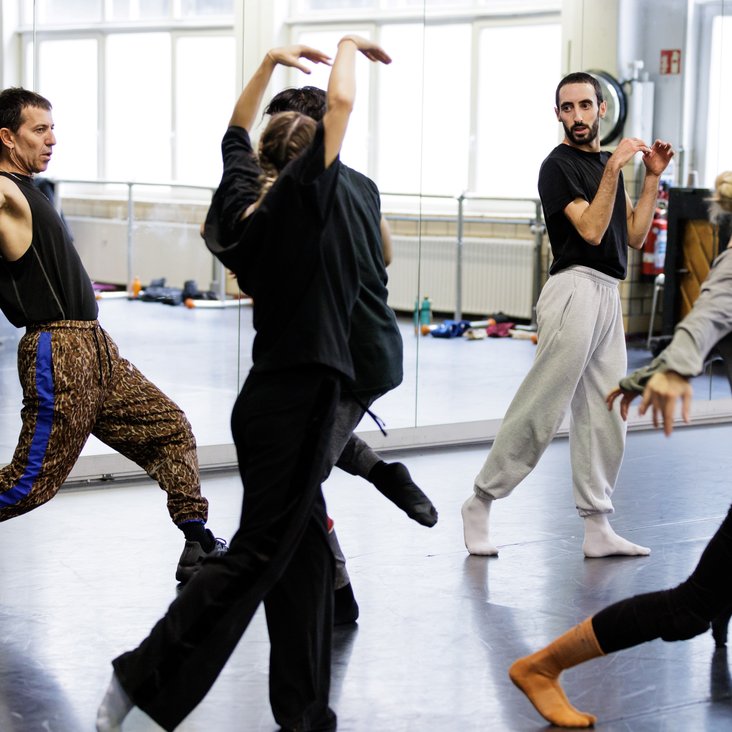 Probenaufnahme von Gauthier Dance für ELEMENTS: Viele Tänzer:innen im Studio