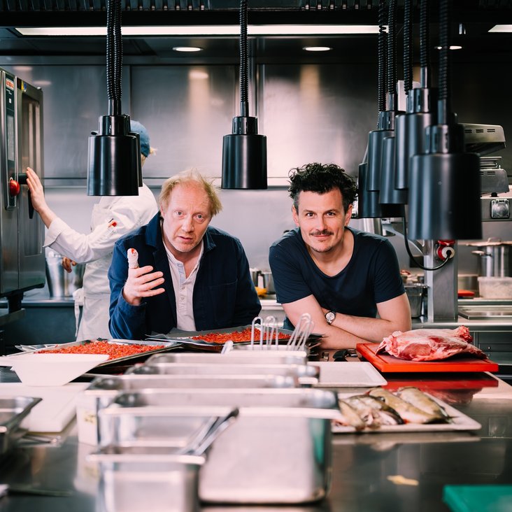 Manuel Rubey & Simon Schwarz in einer Restaurant-Großküche