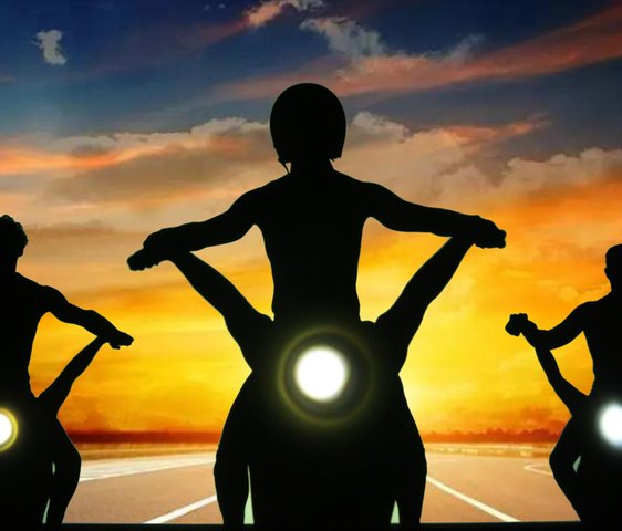Eine Schattenillusion mehrerer Motorradfahrer:innen vor einem Sonnenuntergang