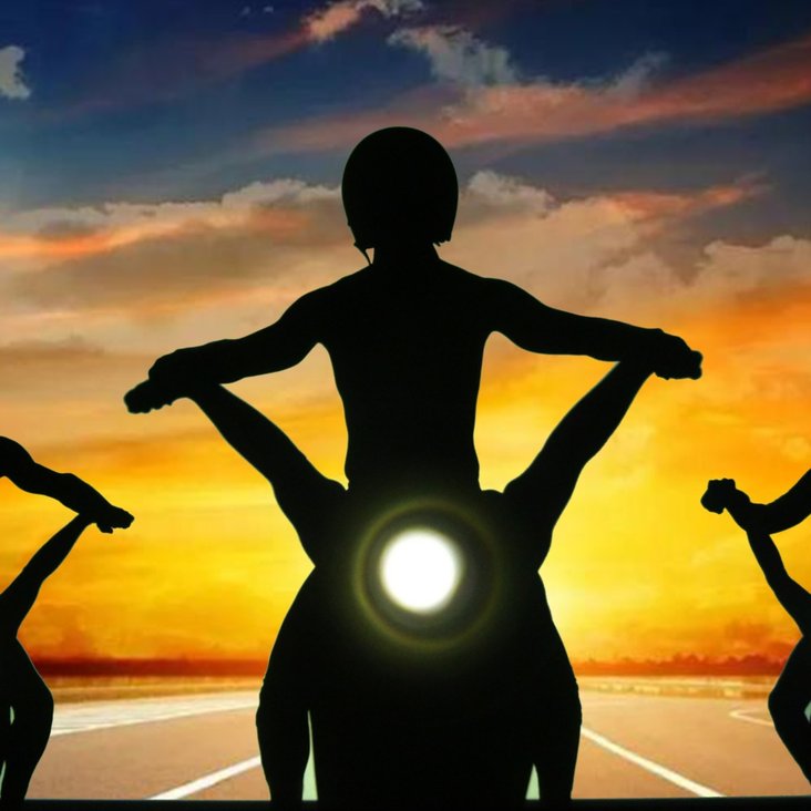 Eine Schattenillusion mehrerer Motorradfahrer:innen vor einem Sonnenuntergang