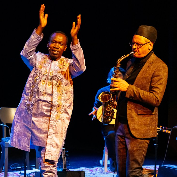 Protagonist:innen aus der Produktion "Angekommen" auf der Bühne.