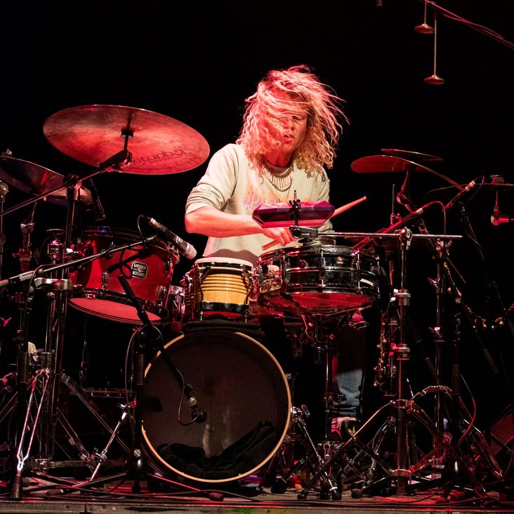 Drummer spielt energisch Schlagzeug