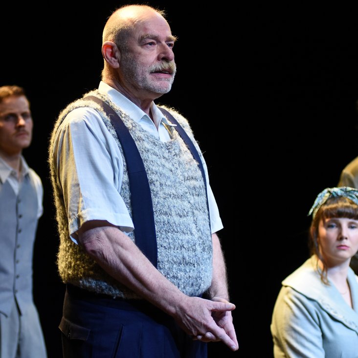 Das Ensemble von nomad theatre ensemble auf der Bühne