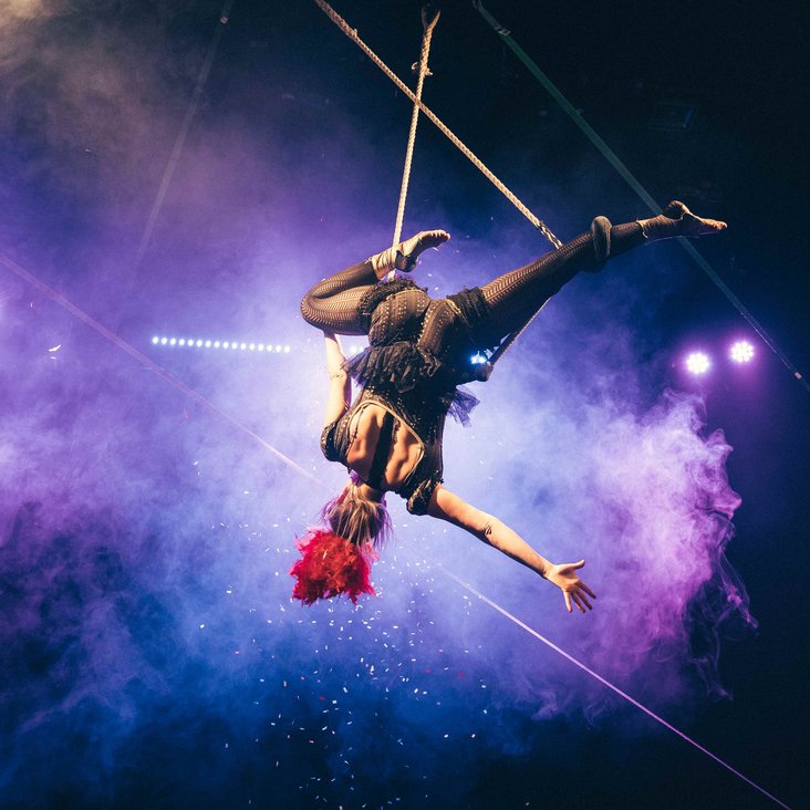 Das Ensemble der Barbaren Barbies auf der Bühne