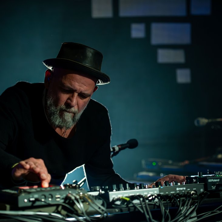 Martin Kälberer live bei "Into the Light" auf der Bühne