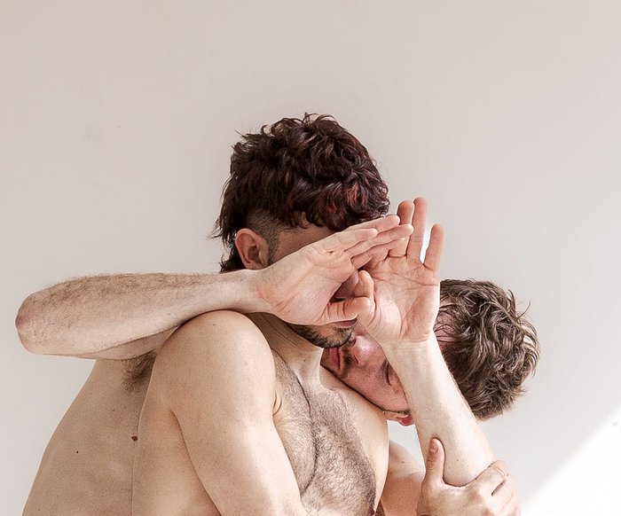 Zwei Tänzer sind nach vorne gewandt sehen sich aber über die Schulter des Vorderen an.