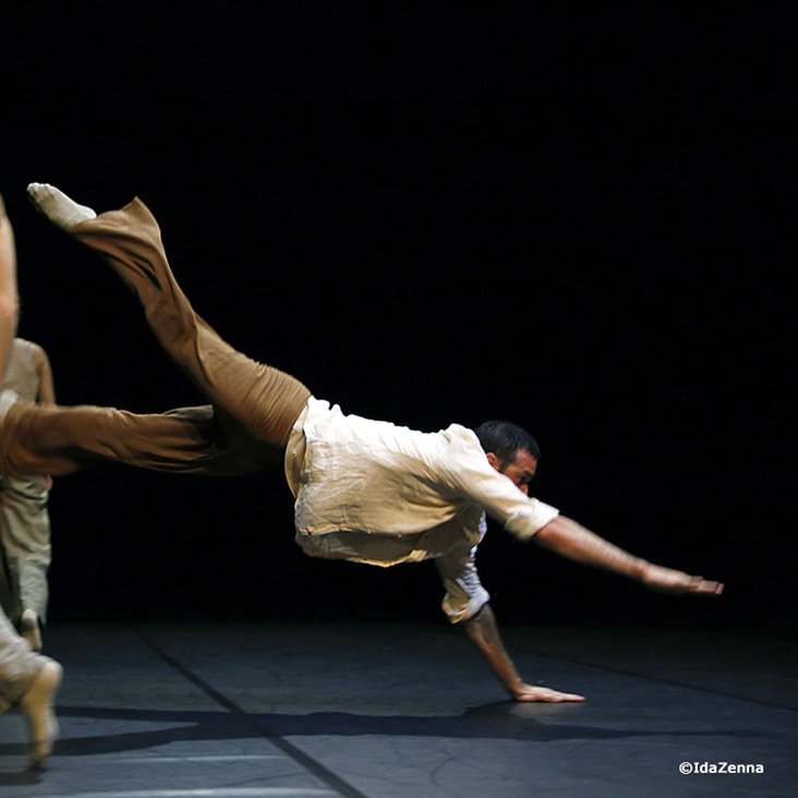 Tänzer:innen der company idem bei der Performance ihrer Choreographie "Imbalance" auf der Bühne.