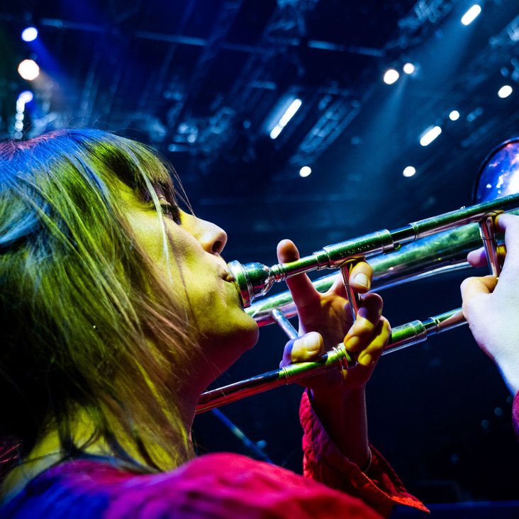 Eine Frau spielt Trompete