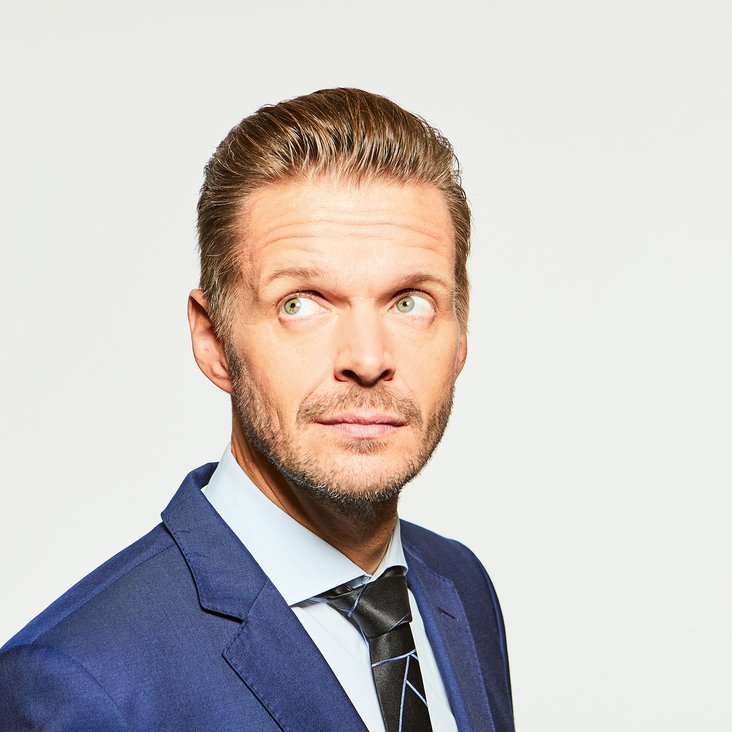 Florian Schroeder blickt denkend nach oben