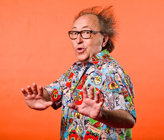 Urban Priol vor einer orangenen Wand