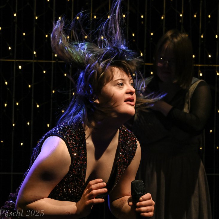 Eine Schauspielerin von (GiRRRRls) performt auf der Bühne