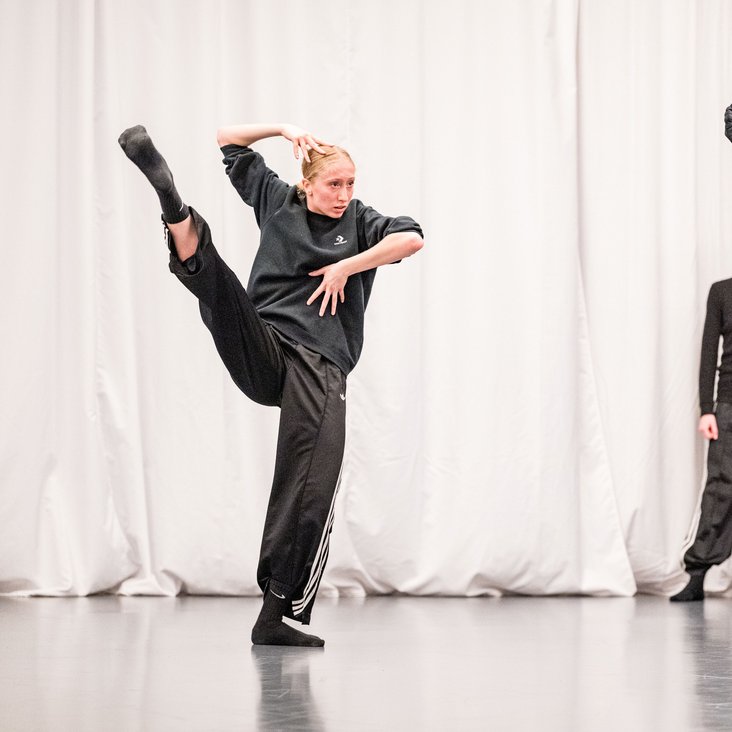Tänzer:innen von Gauthier Dance bei den Proben im Ballettsaal in Orsolina, Italien