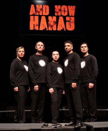 Das Theaterhaus Schauspiel Ensemble im Bühnenbild von "And now Hanau"