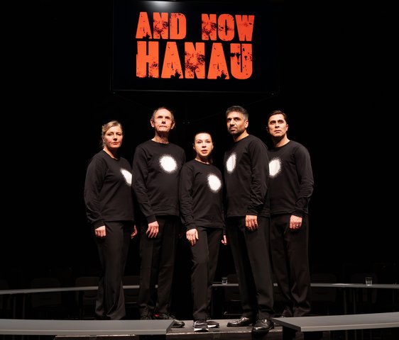 Das Theaterhaus Schauspiel Ensemble im Bühnenbild von "And now Hanau"