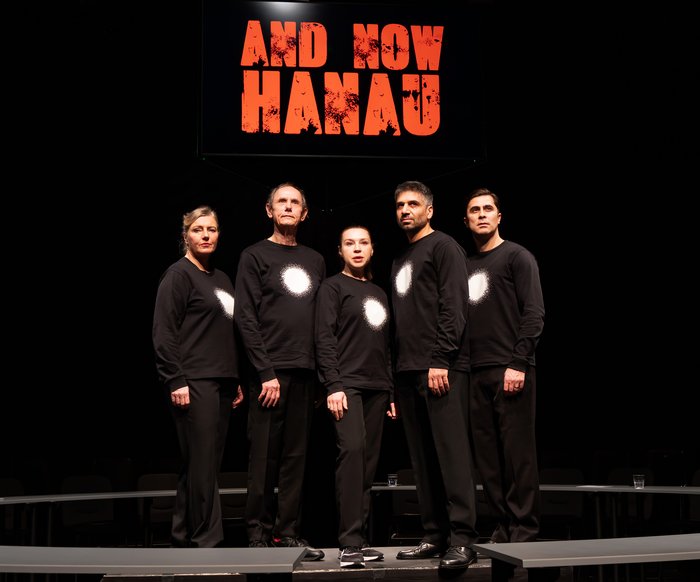 Das Theaterhaus Schauspiel Ensemble im Bühnenbild von "And now Hanau"
