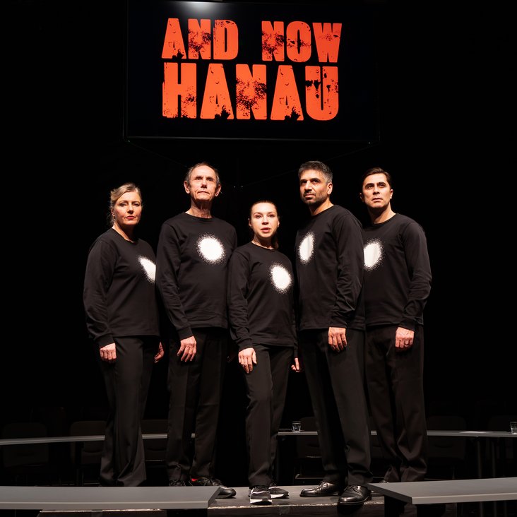 Das Theaterhaus Schauspiel Ensemble im Bühnenbild von "And now Hanau"