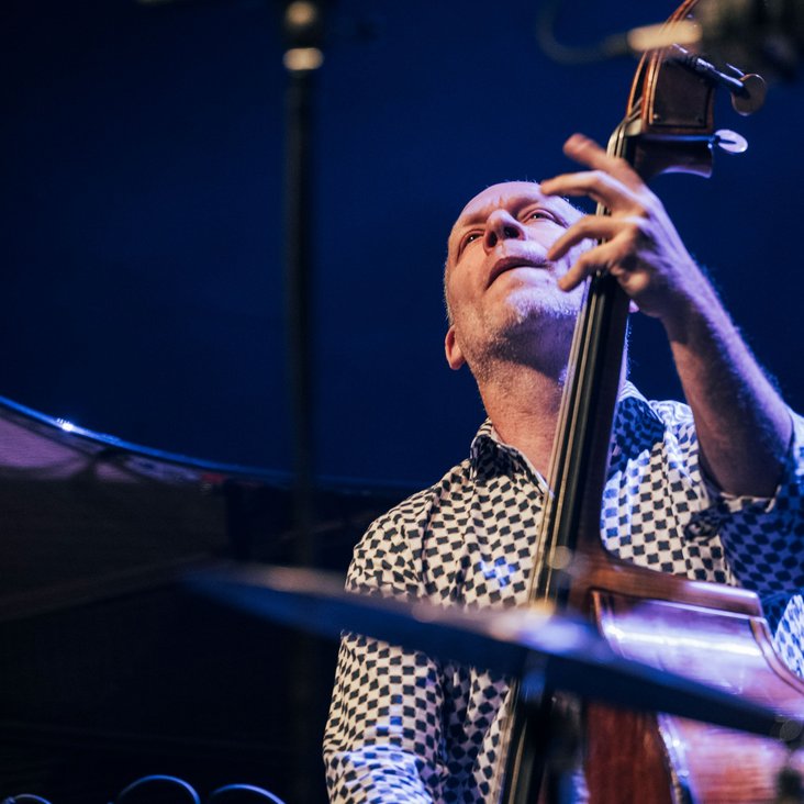 Avishai Cohen spielt Bass