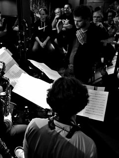 Ein Orchester beim Auftritt